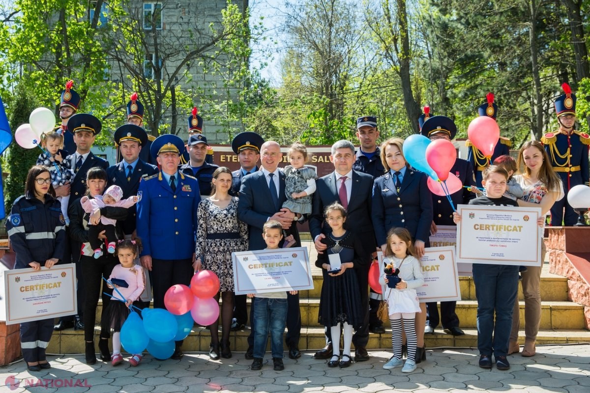 Șapte familii de salvatori și POMPIERI au trecut în casă nouă, iar alte 47 vor primi cheile de la apartamente până în 2019: „Copiii voștri își au propriul EROU acasă”