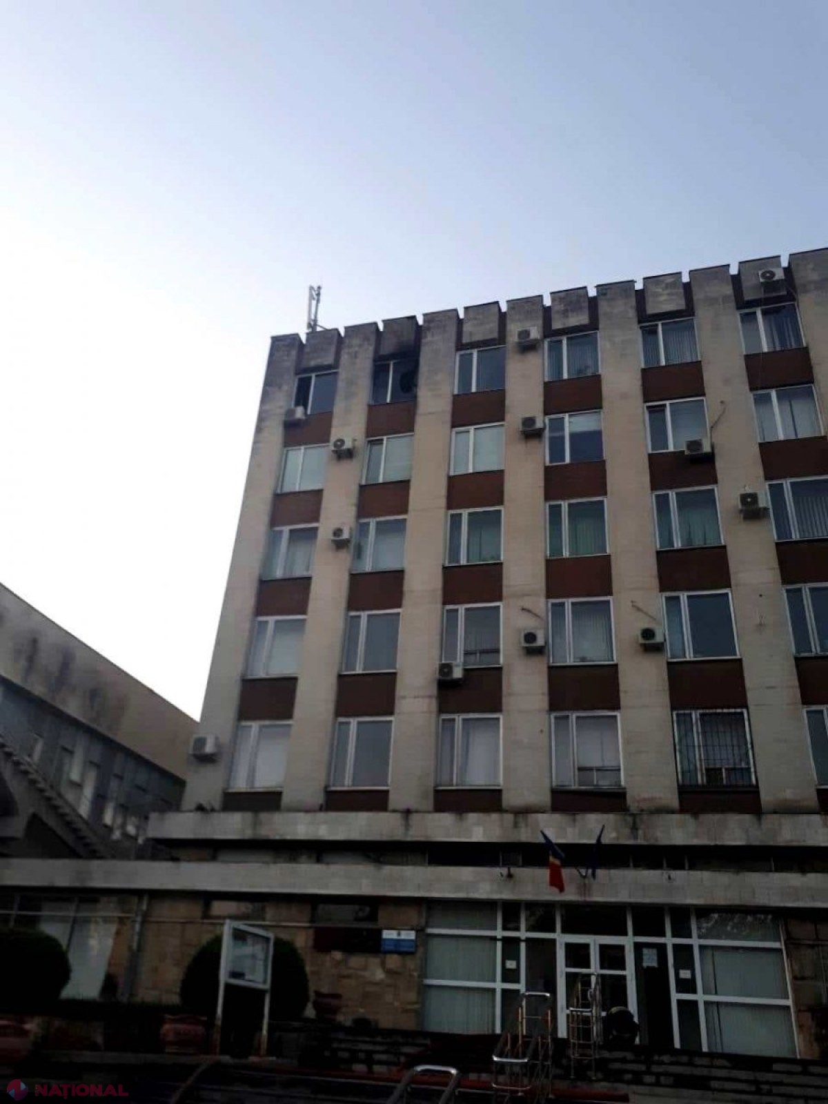 FOTO // Sediul Buiucani al Judecătoriei Chișinău, în FLĂCĂRI: Un birou, ars în totalitate 
