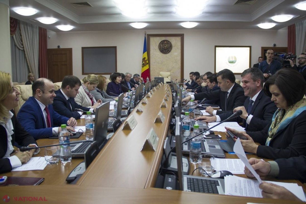 Funcționarii revocați din funcții, APĂRAȚI de Guvern. Inițiativa socialiștilor, RESPINSĂ
