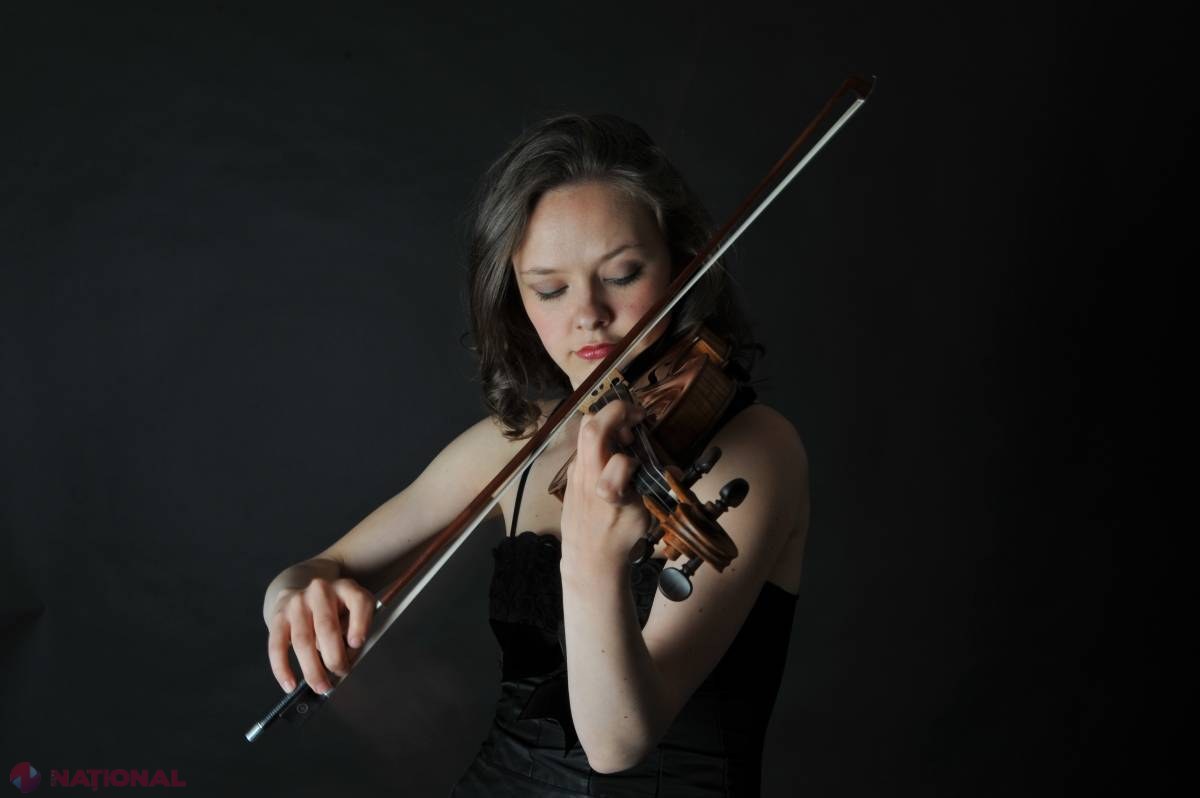 Cântă la vioara „Santo - Seraphin Violin”, care datează din anul 1735 