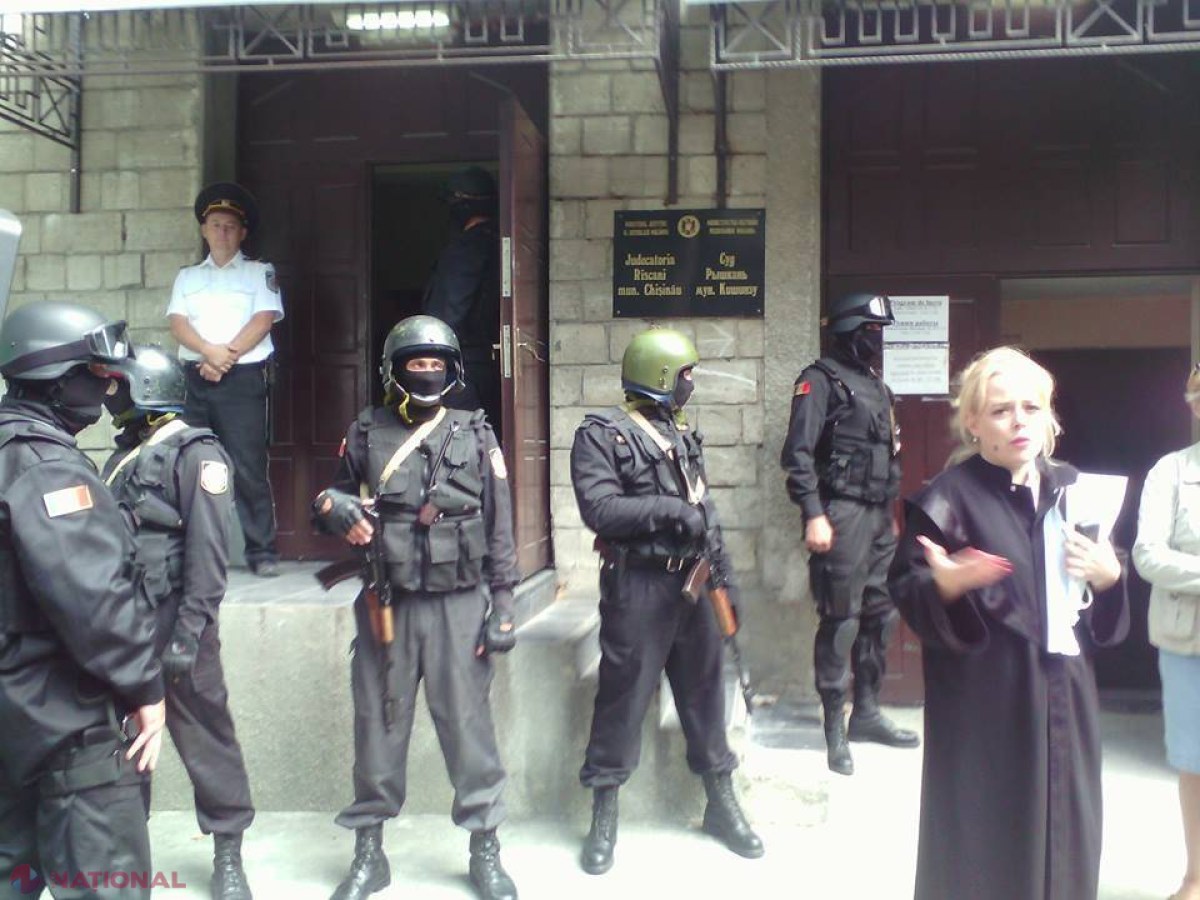 FOTO Judecătoria sectorului Râșcani, PĂZITĂ de polițiști ÎNARMAȚI: Trei persoane, ARESTATE
