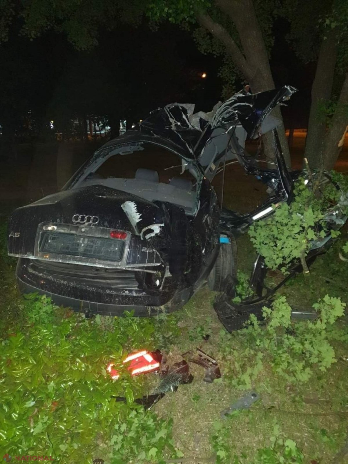 FOTO, UPDATE // Chișinău: Tânărul care a intrat cu un „Audi A6” într-un copac a decedat la spital