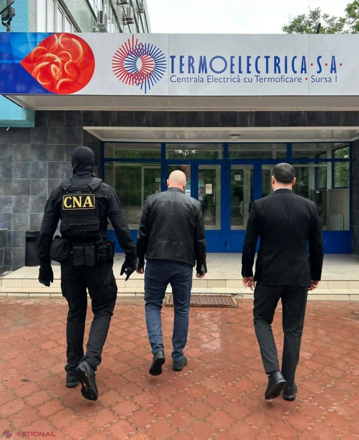 MITĂ pe „abonament” la „Termoelectrica” // Un șef de secție, REȚINUT de mascații CNA: Acesta ar fi primit câte 10.000 de lei în fiecare lună pentru a truca licitațiile în favoarea unei firme