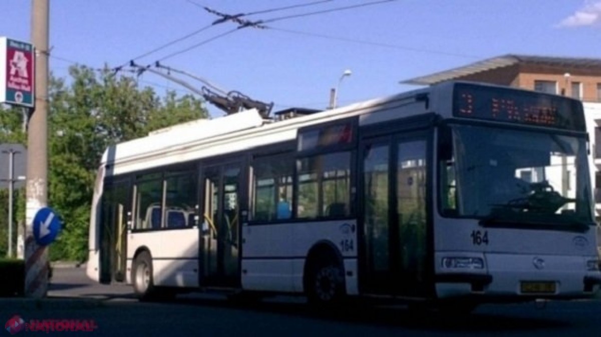 Un șofer de troleibuz a BLOCAT traficul pe două străzi importante din Chișinău mai bine de jumătate de oră: Primăria anunță SANCȚIUNI și DEMISII