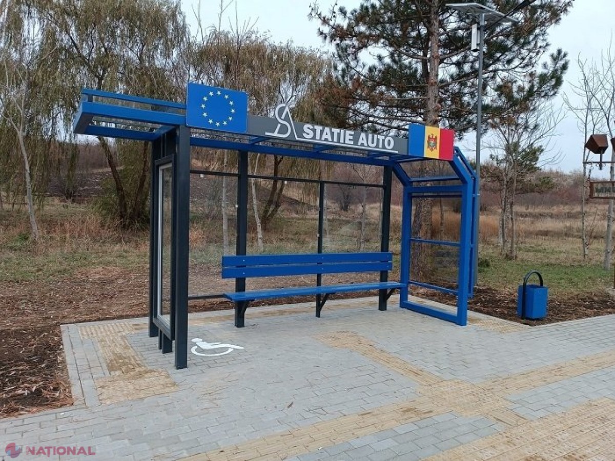 FOTO // Stații moderne de așteptare a transportului public, construite în mai multe raioane din R. Moldova