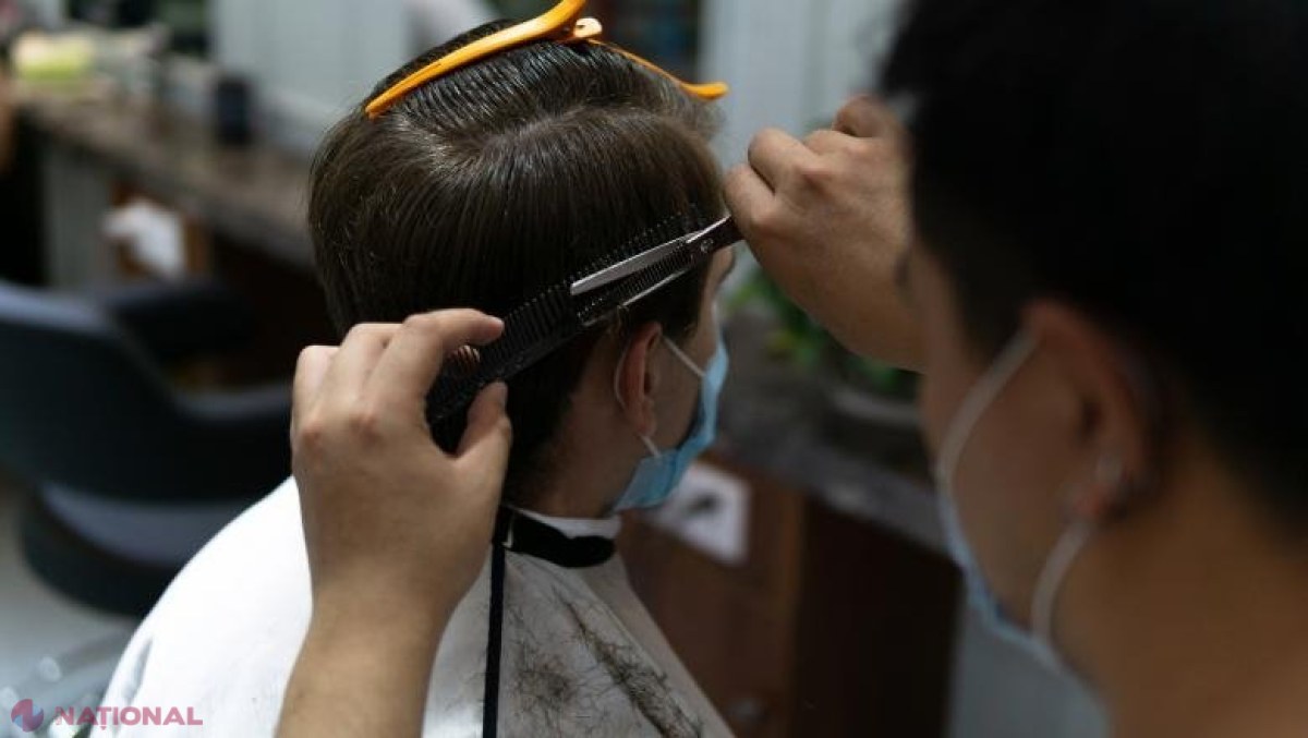 140 de clienți ai unui salon de coafură sunt căutați pentru a fi testați, după ce 2 angajați au fost diagnosticați cu COVID-19, în SUA