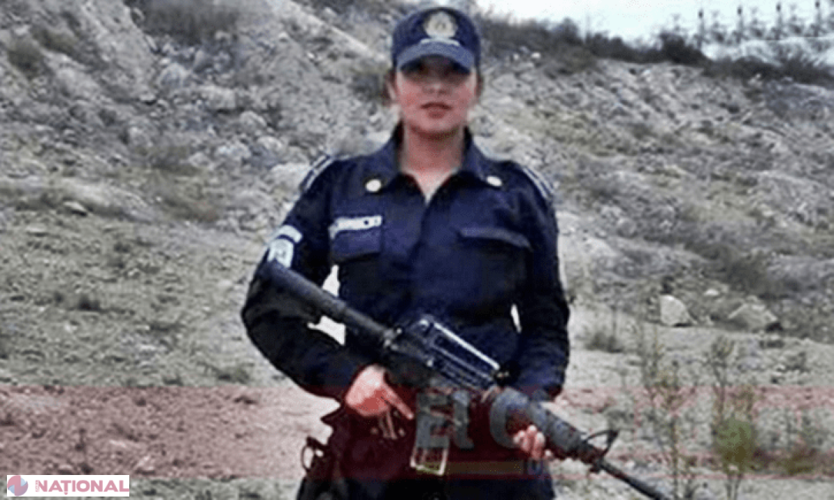 O poliţistă a fost SUSPENDATĂ după ce şi-a făcut un selfie provocator în maşina de serviciu