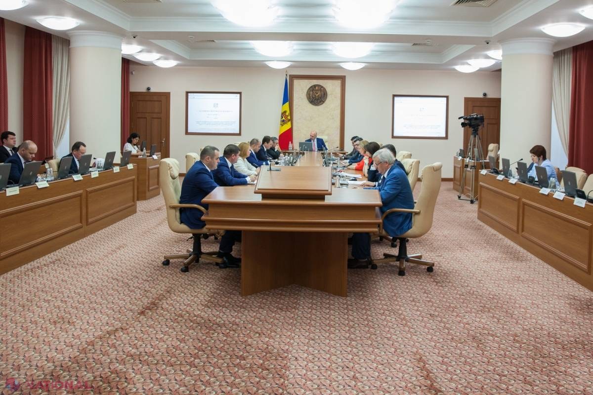DOC // MILIONARII și „SĂRACII” din Guvernul Filip: Venituri de sute de mii de lei pe lună și seturi de mobilă de zeci de mii de euro