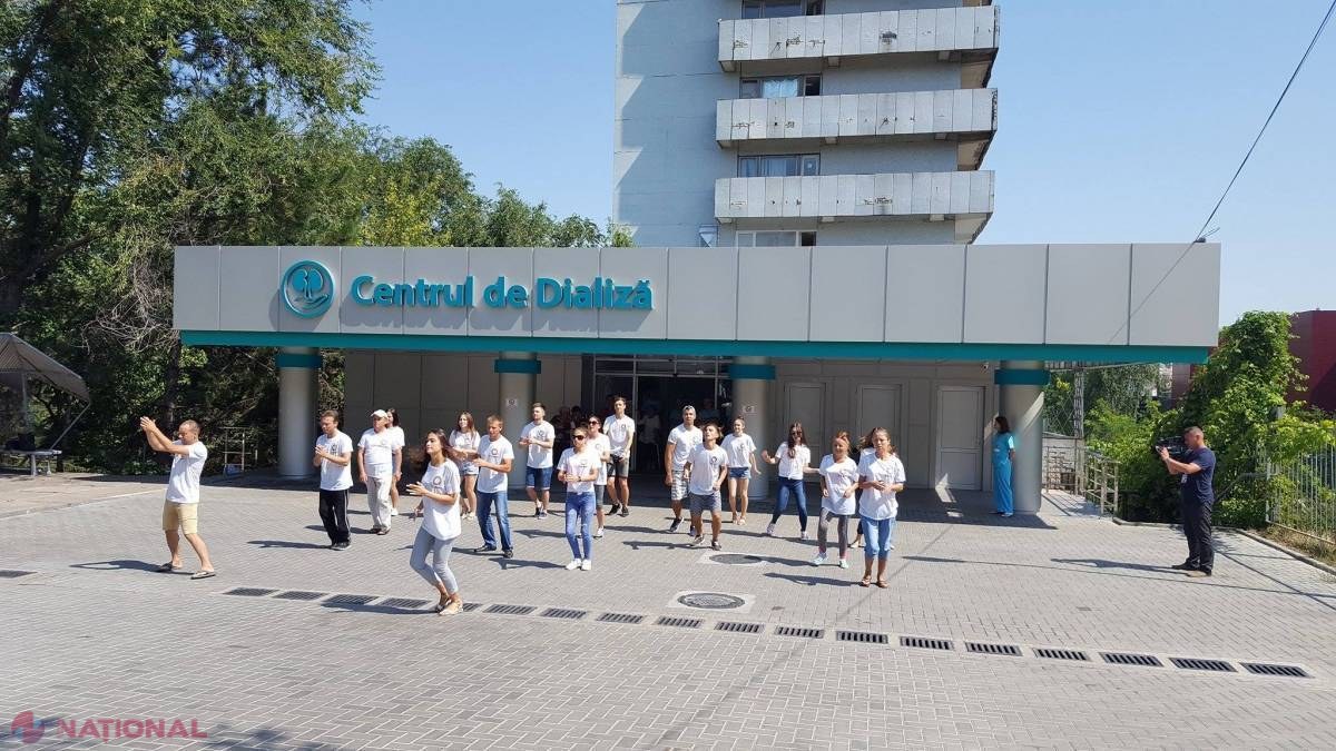 FOTO EMOȚIONANT // Câțiva tineri dependenți de DIALIZĂ au dansat la Chișinău pentru a atrage atenția semenilor să aibă grijă de rinichii lor