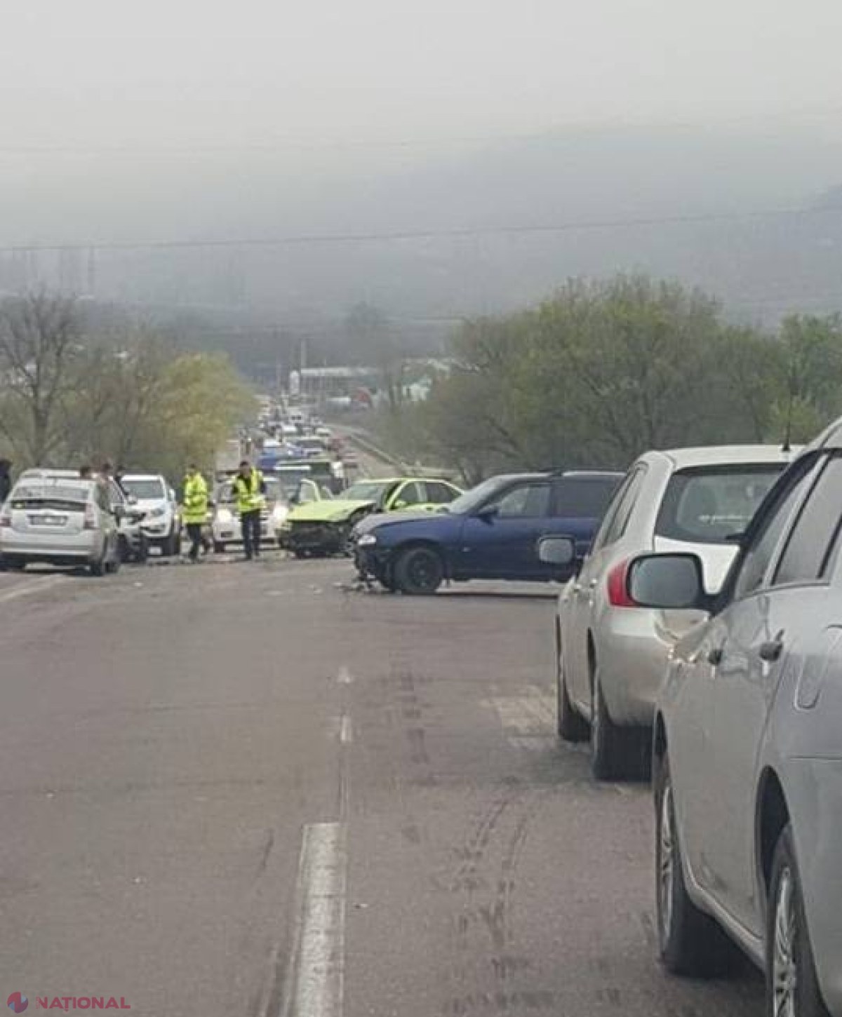 FOTO // CARAMBOL pe șoseaua Balcani, în apropiere de Chișinău. Patru mașini făcute zob și ambuteiaje kilometrice