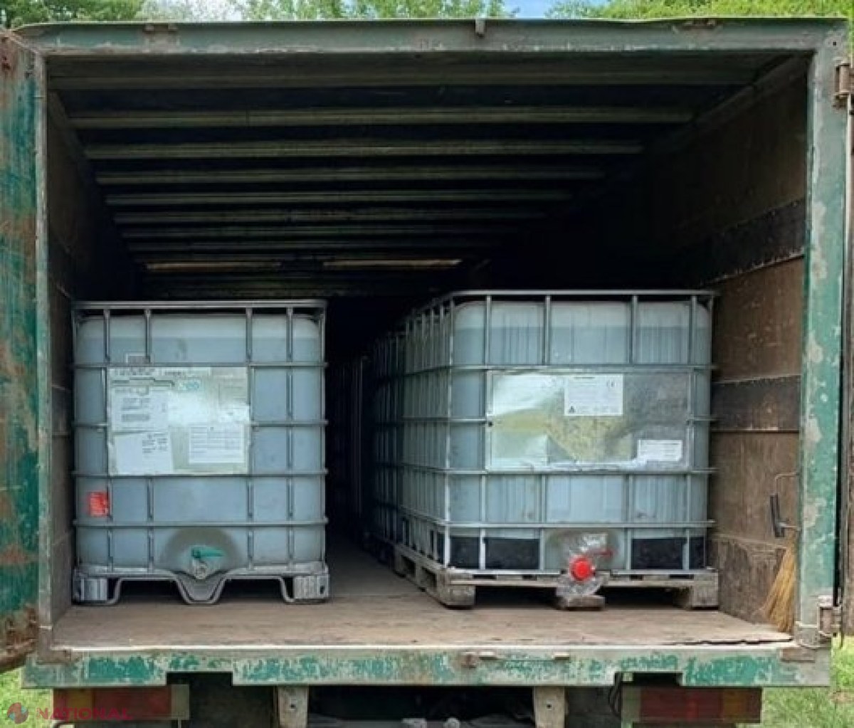 VIDEO // Schemele de contrabandă continuă: 10 TONE de alcool etilic urmau să ajungă ilegal în Ucraina. Captură de un MILION de lei