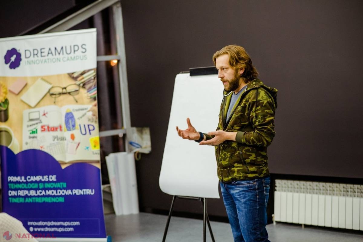 Administratorul paginii de Facebook „NuPlaha” ACUZĂ un incident la adresa sa: „Fix la intrarea în ogradă, un pachet sigilat”