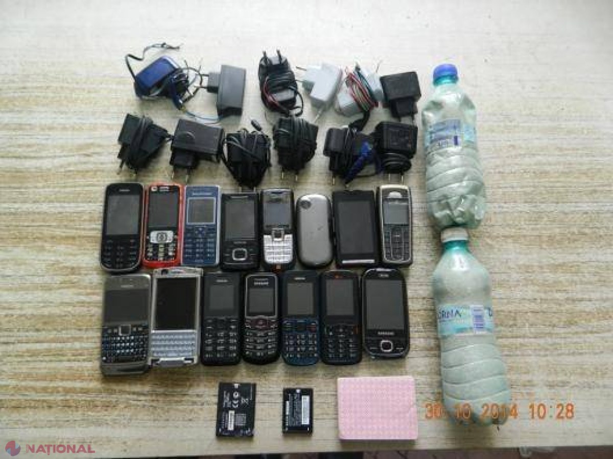 MII de telefoane mobile, depistate de gardieni în penitenciare