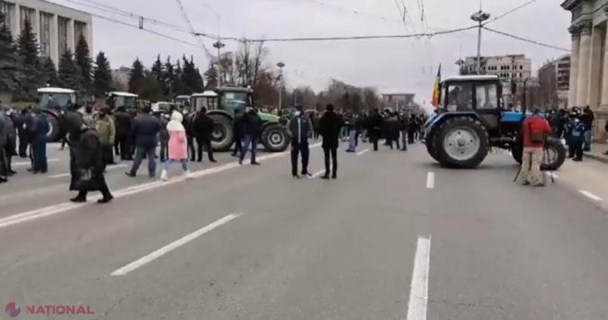 FOTO // Fermierii au BLOCAT pentru jumătate de oră bulevardul Ștefan cel Mare din centrul Chișinăului, nemulțumiți că autoritățile NU le îndeplinesc revendicările
