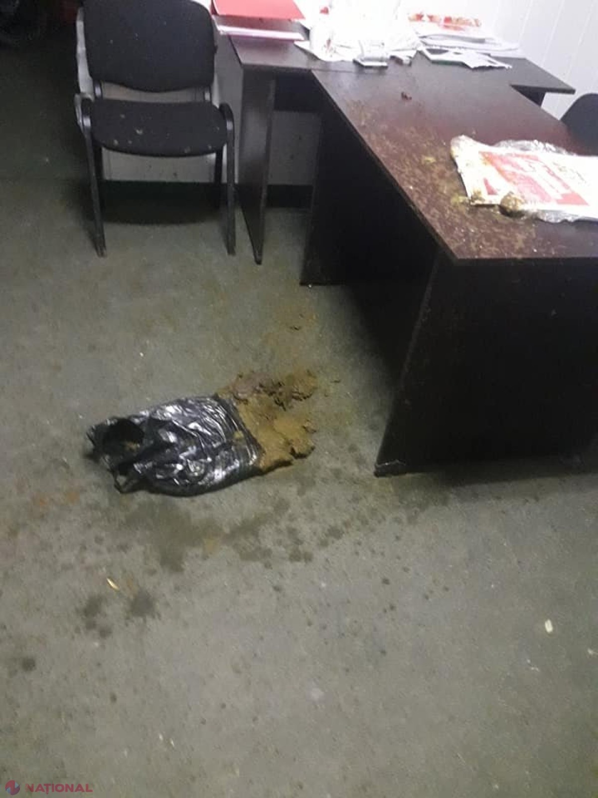 FOTO // Un „KULIOK” negru plin cu excremente a fost aruncat în interiorul oficiului PSRM din Căușeni. Un fost deputat socialist a încercat să dea vina pe Maia Sandu, însă și-a șters postarea de pe Facebook