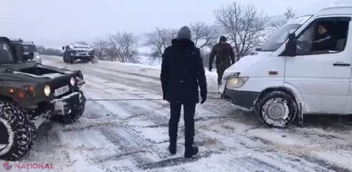VIDEO // Doi miniștri, în inspecție pe drumuri cu un TAB al Armatei: Au ajutat un șofer să-și scoată mașina din șanț