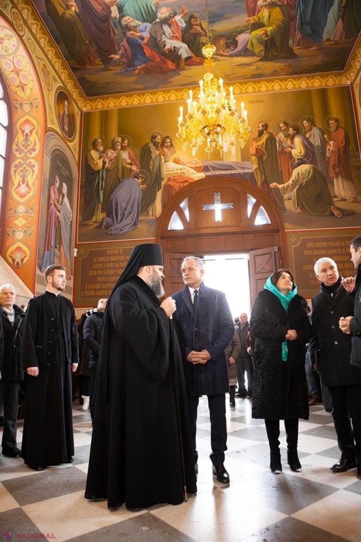 FOTO // Vlad Plahotniuc, prezent la slujba de la Mănăstirea Curchi. Starețul l-a lăudat pe liderul PD: „Mulţumim domnule președinte”