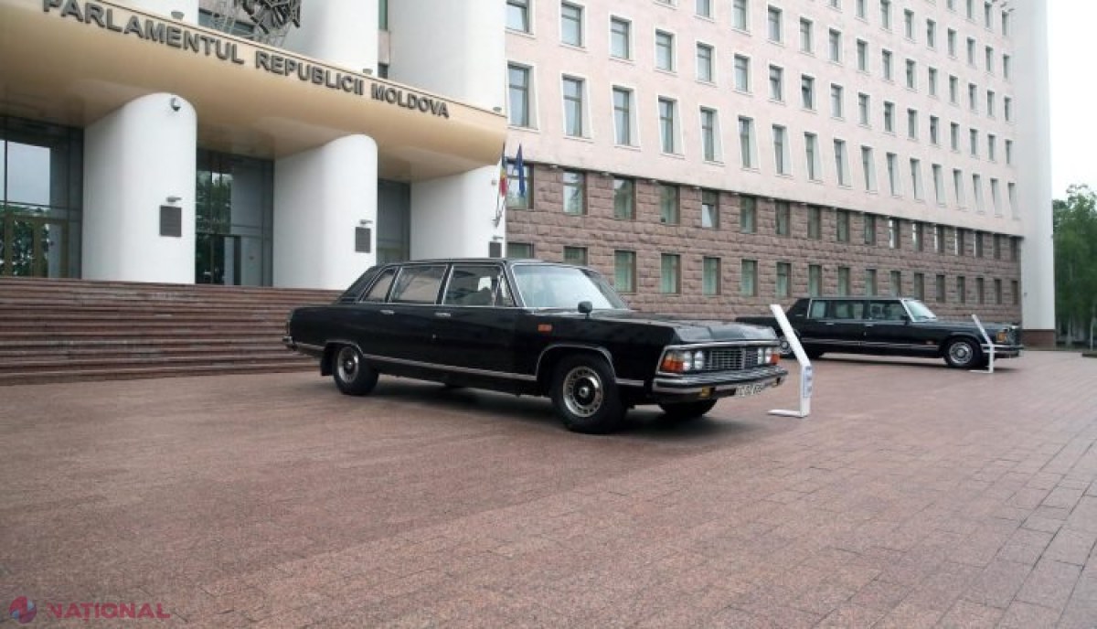 Mașini de EPOCĂ, aliniate în fața Parlamentului: Copiii, invitați să se plimbe cu automobilele care i-a transportat cândva pe ex-președinții Snegur sau Lucinschi