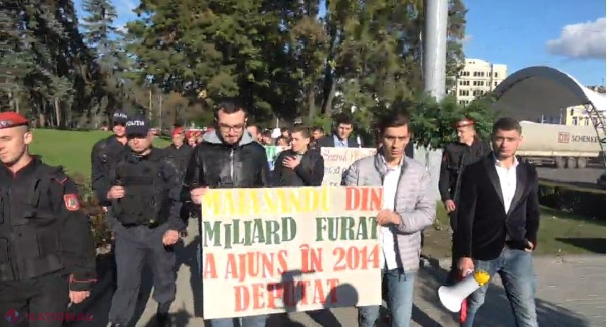 VIDEO // Tinerii din PD, protest împotriva „finanțării PAS și PPDA de către oligarhi străini certați cu legea”