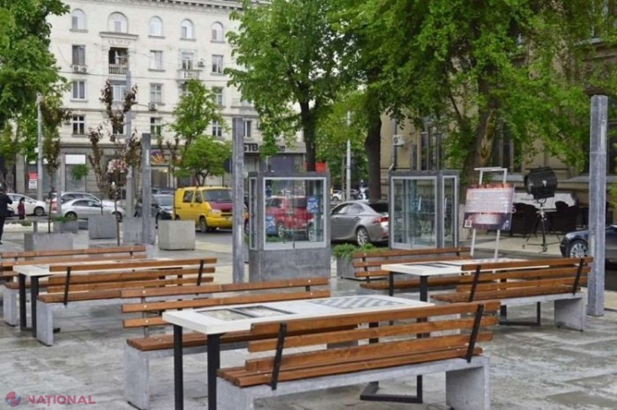 O bibliotecă în aer liber a fost inaugurată în Scuarul „Mihai Eminescu” din centrul Chișinăului: Cum puteți „îmbogăți” rafturile din parc