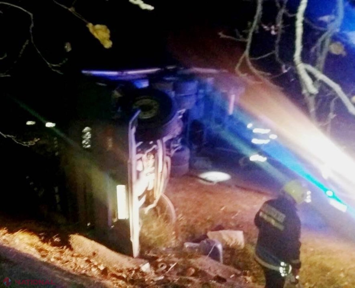 VIDEO // Un camion încărcat cu 25 de tone de floarea-soarelui s-a răsturnat în raionul Cahul: Șoferul, rămas prins între fiare