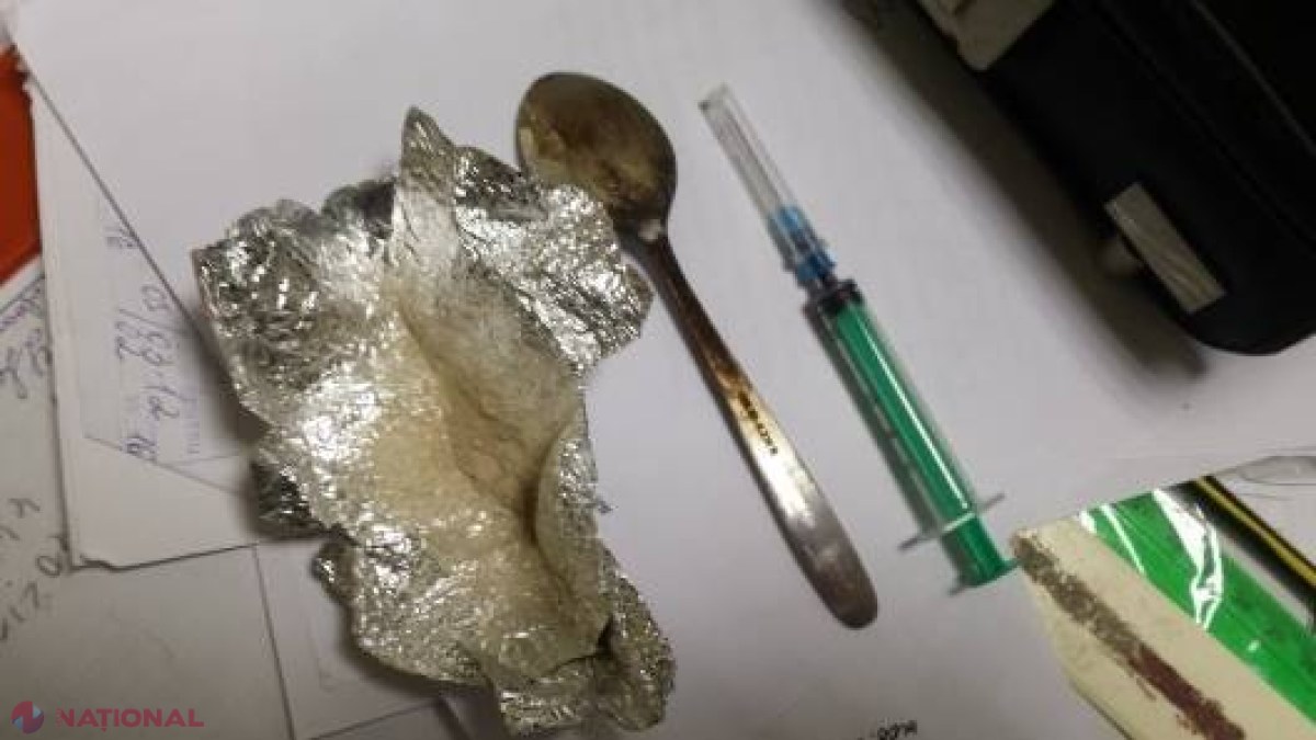 Un funcționar se DROGA la locul de muncă? Heroină și seringi, depistate într-o instituție publică din Chișinău 