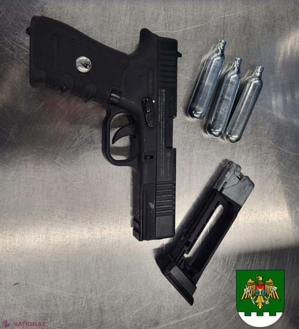 Cu pistolul, la Aeroportul Internațional Chișinău: Ce explicații a oferit tânăra de 22 de ani