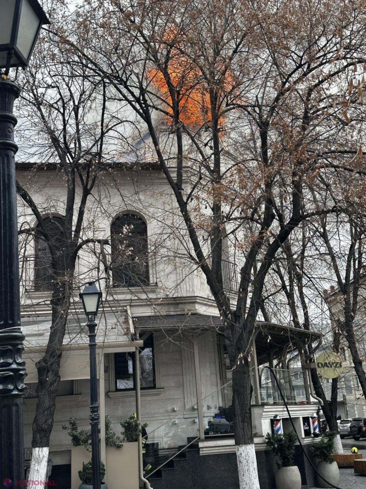 GALERIE FOTO, VIDEO // Incendiu puternic în centrul Chișinăului: Un restaurant de pe strada pietonală Eugen Doga arde ca o torță. Zeci de pompieri luptă cu flăcările