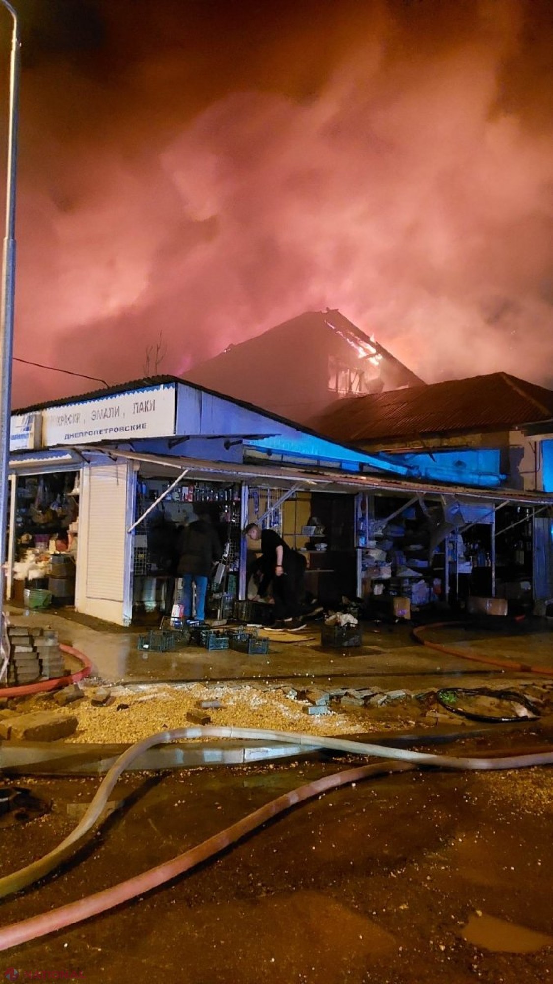 FOTO // Incendiu de proporții la Piața Centrală din Chișinău: Numeroase buticuri cu haine, încălțăminte și produse de uz casnic ard ca o torță. Peste 80 de pompieri luptă cu flăcările