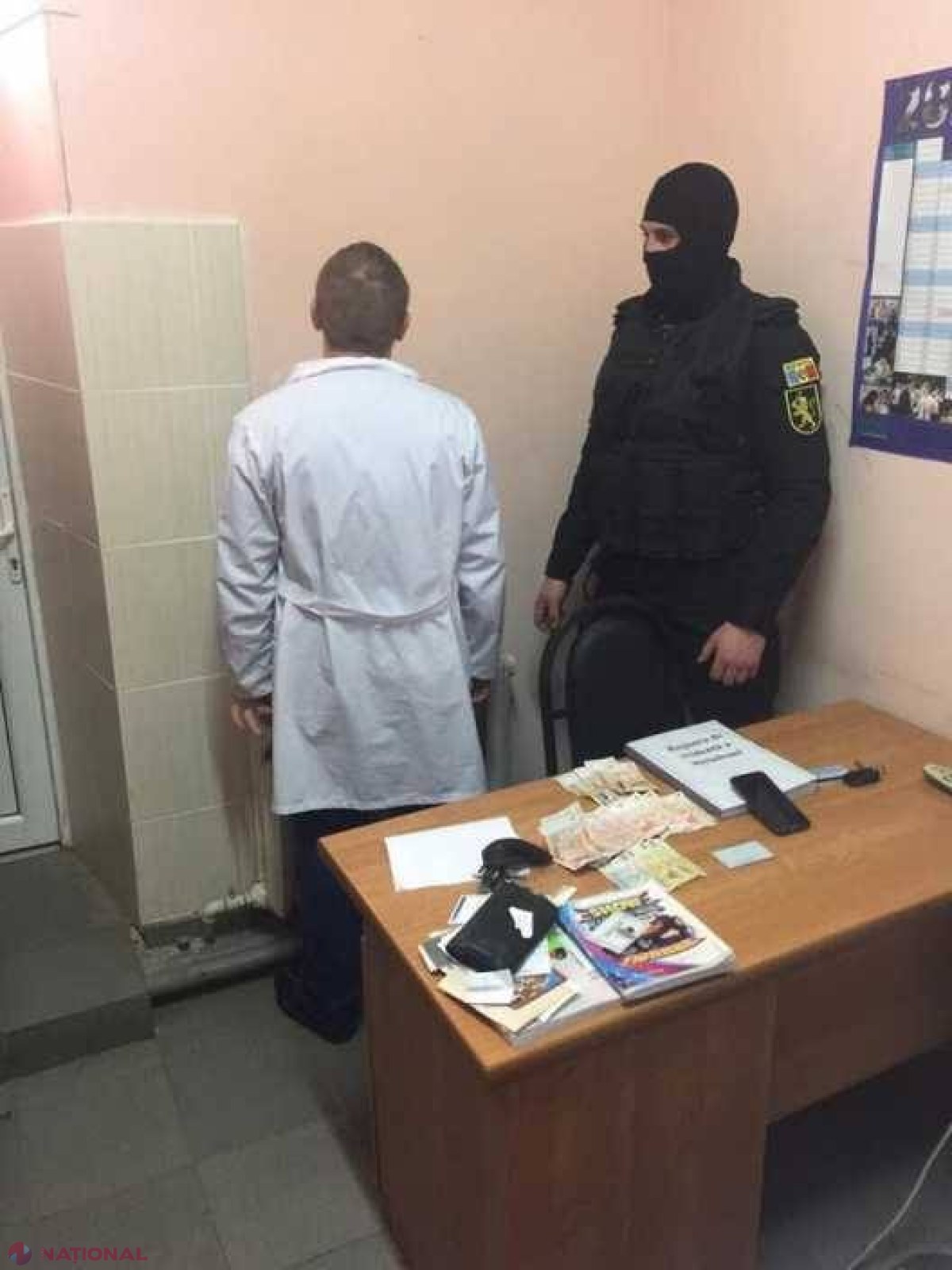 Deși trebuia să trateze consumatorii de droguri, le vindea STUPEFIANTE: Un angajat al Dispensarului Narcologic, REȚINUT