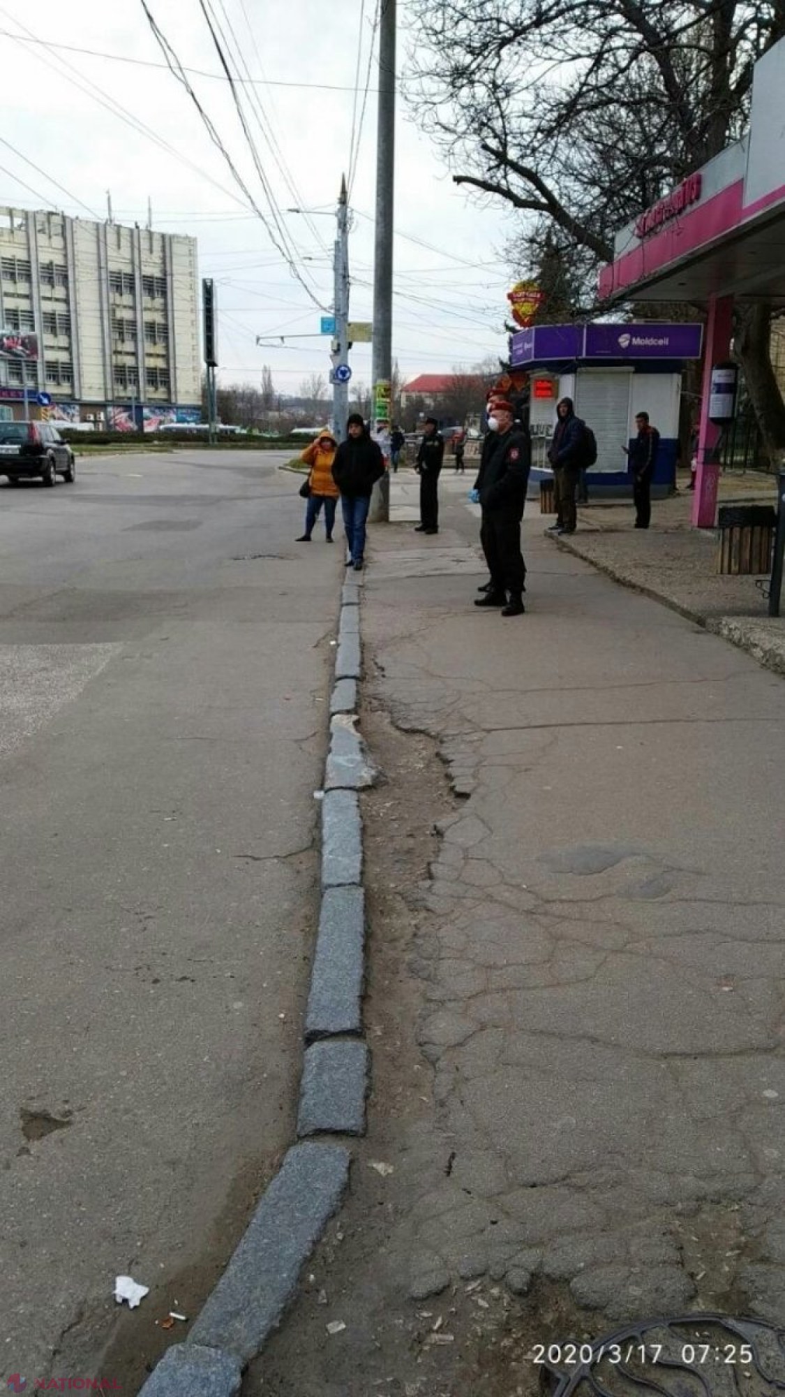 FOTO // Circulația transportului public din Chișinău s-a făcut sub SUPRAVEGHEREA carabinierilor. Ce RESTRICȚII au fost impuse pentru pasageri