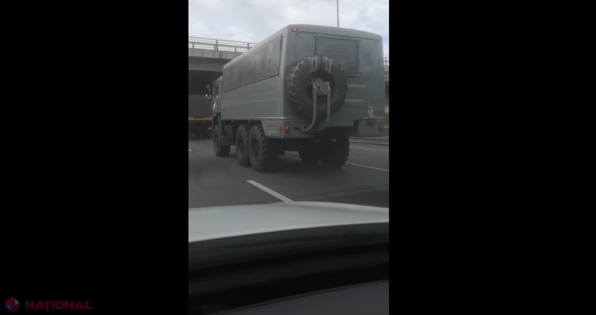 VIDEO // „Omuleții verzi”, în ajutorul lui Lukașenko? Mai multe camioane cu militari, fără însemne, s-ar îndrepta spre Belarus