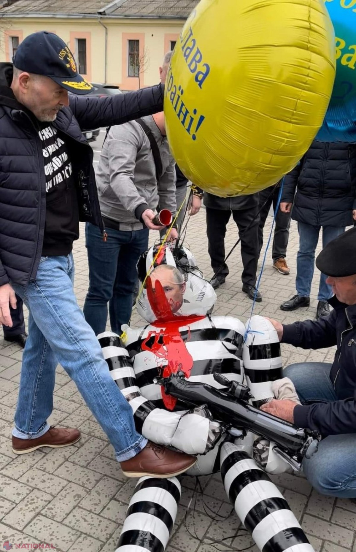 VIDEO, FOTO // Vladimir Putin, „DOBORÂT la pământ” în fața Ambasadei Rusiei în R. Moldova. „Prin tăcere, prin inacțiune riscăm să devenim complicii măcelarului de la Kremlin”
