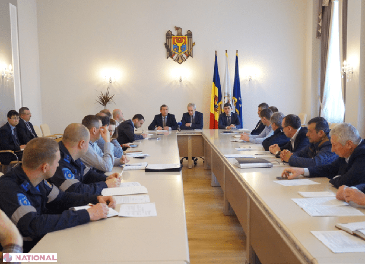 PERICOL // La o piață din Chișinău se vinde salam produs în Ucraina, deși importul de carne din țara vecină este INTERZIS