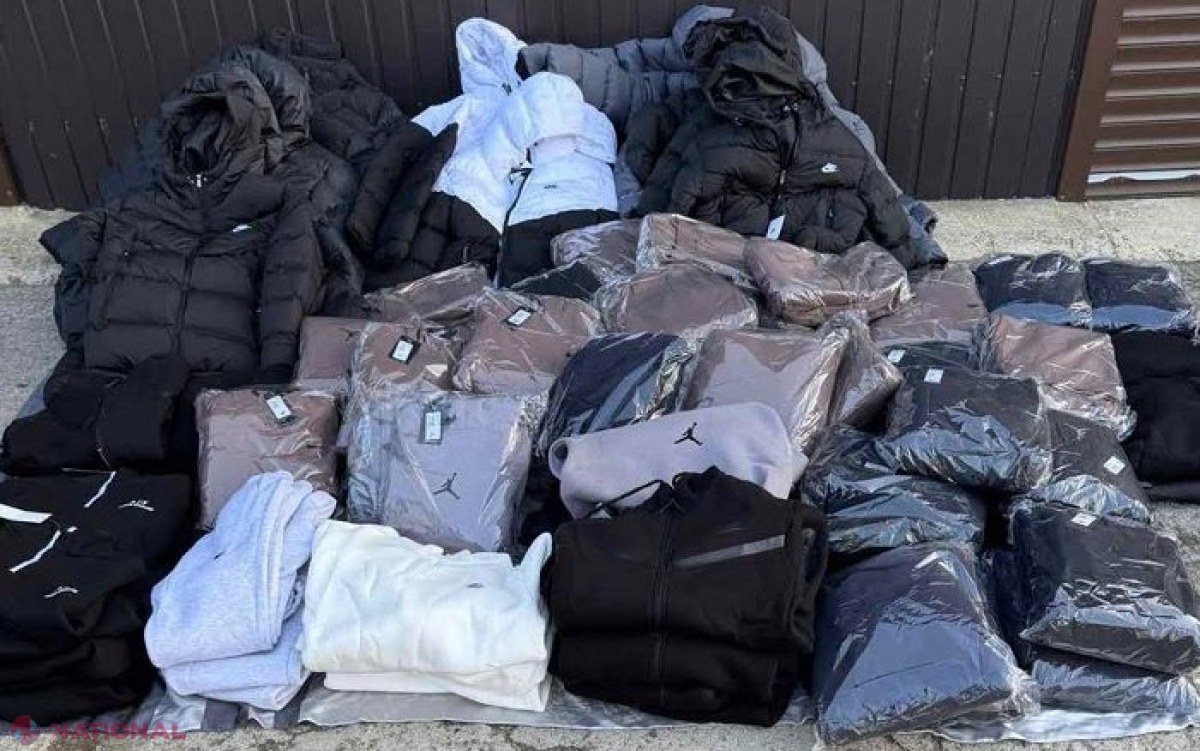 Haine contrafăcute, ce urmau a fi vândute care aparținând unor branduri renumite, descoperite de vameși în apropiere de postul Giurgiulești - Galați
