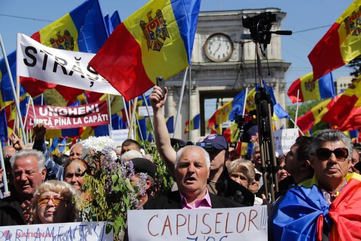 VIDEO // Protestatarii au ÎNCONJURAT clădirea Guvernului și spun că vor sta acolo până nu vor fi anunțate alegerile parlamentare anticipate