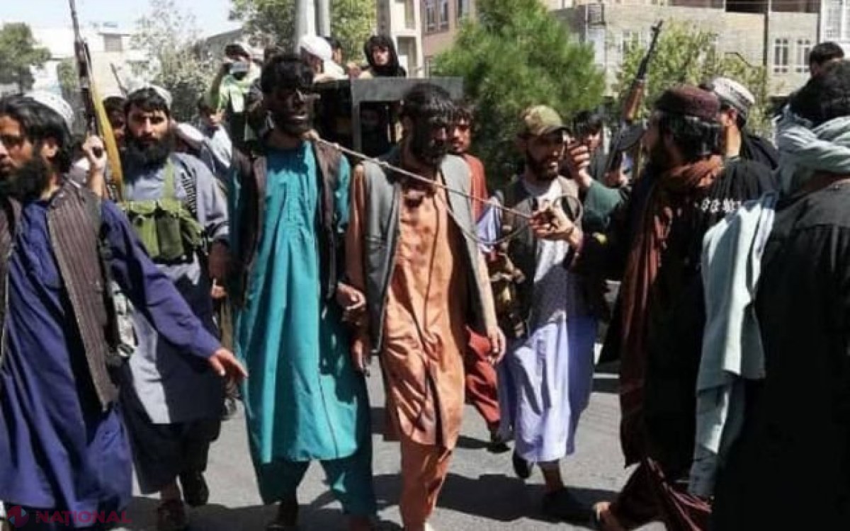 FOTO // Teroare în Afaganistan. Talibanii plimbă bărbaţi cu faţa vopsită în negru, legaţi cu frânghii la gât 