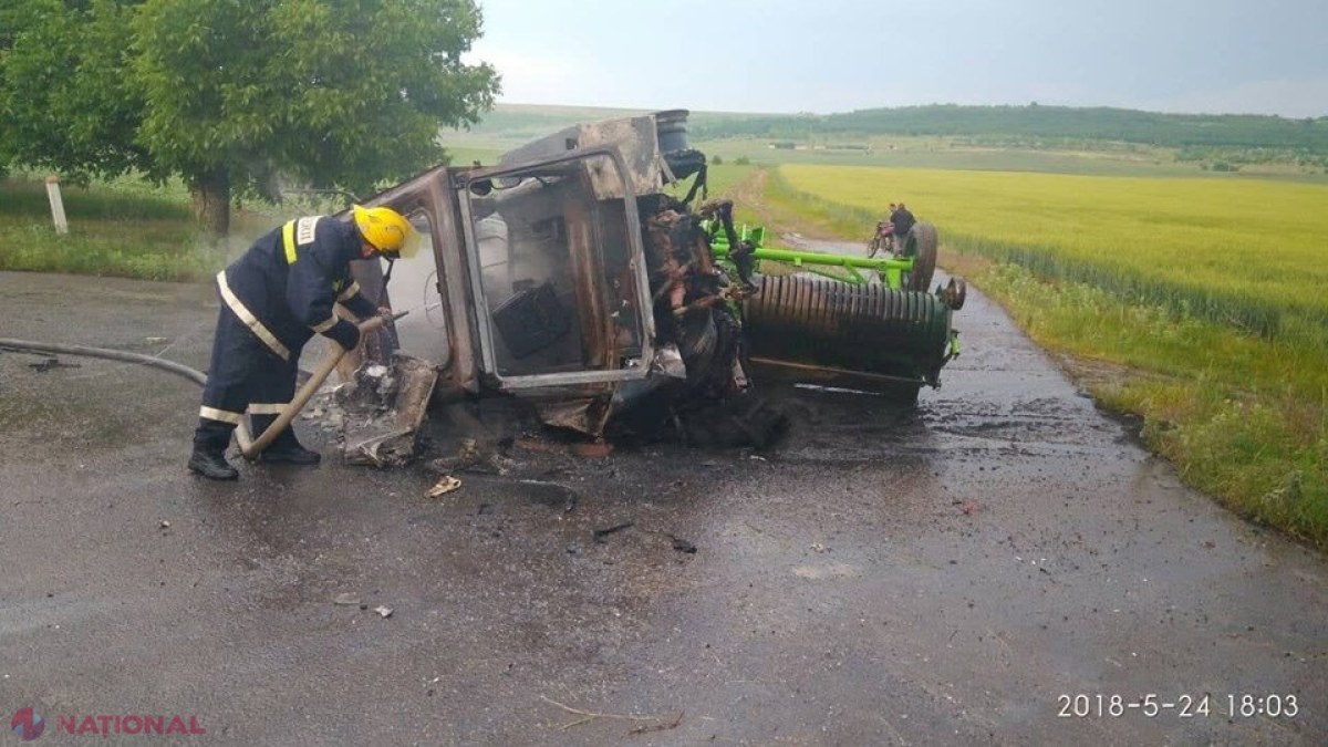 FOTO // Un tractor a ars ca o torță pe un traseu național, după ce a fost lovit de un camion: Șoferul, transportat la spital