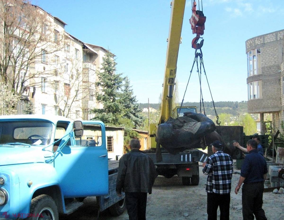 Lenin a fost DAT JOS la Otaci