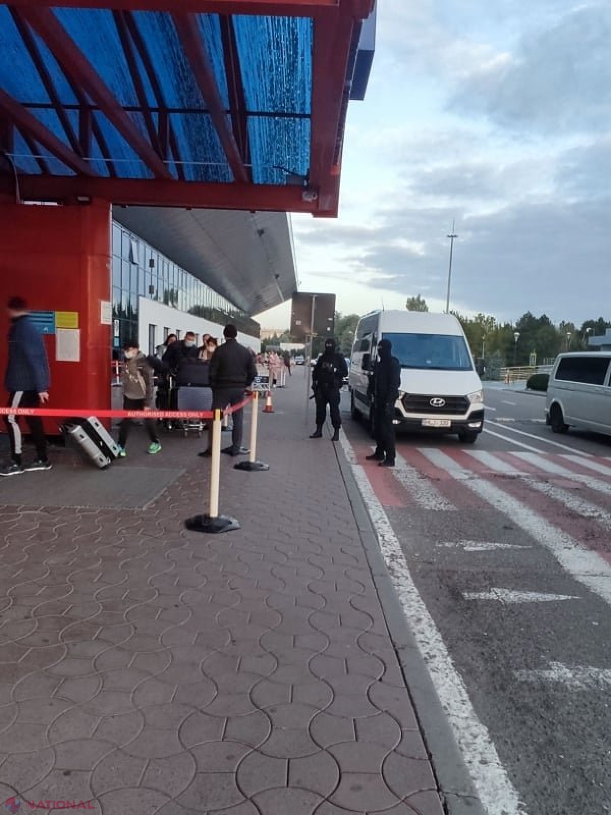 FOTO // Angajații SIS și CNA, DESCINDERE la Aeroportul Internațional Chișinău într-un dosar de CORUPȚIE