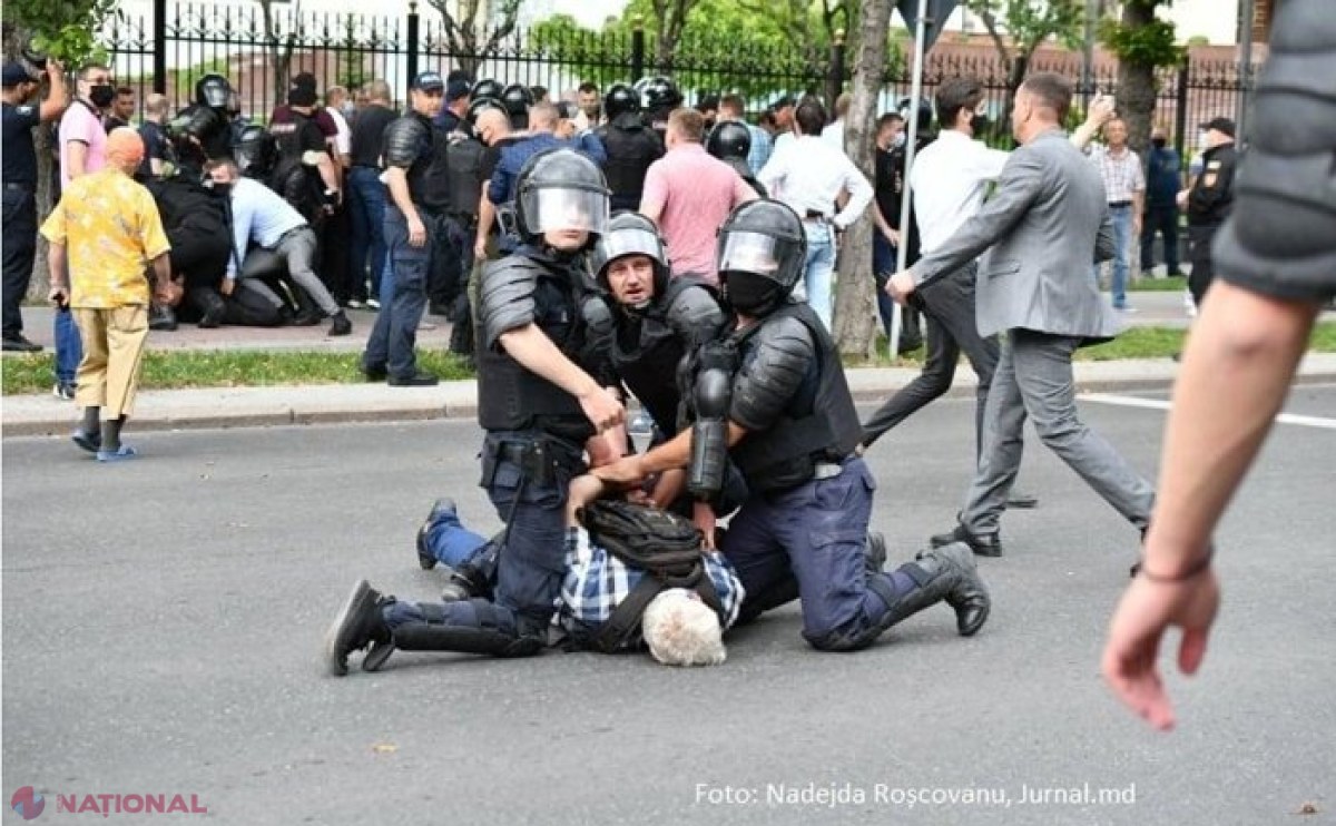 FOTO // Veteranii, BĂTUȚI și târâți pe jos în fața Parlamentului. „Promo-LEX” condamnă reacția VIOLENTĂ a Poliției: „Aplicare disproporționată și nejustificată a forței fizice, a gazelor lacrimogene și a electroșocului de către forțele de ordine”