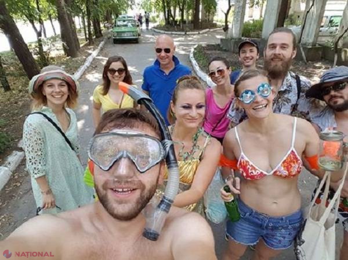 FOTO // Doi tineri au făcut BAIE la propriu pe str. Albișoara după ploaia de azi! Ca la plajă