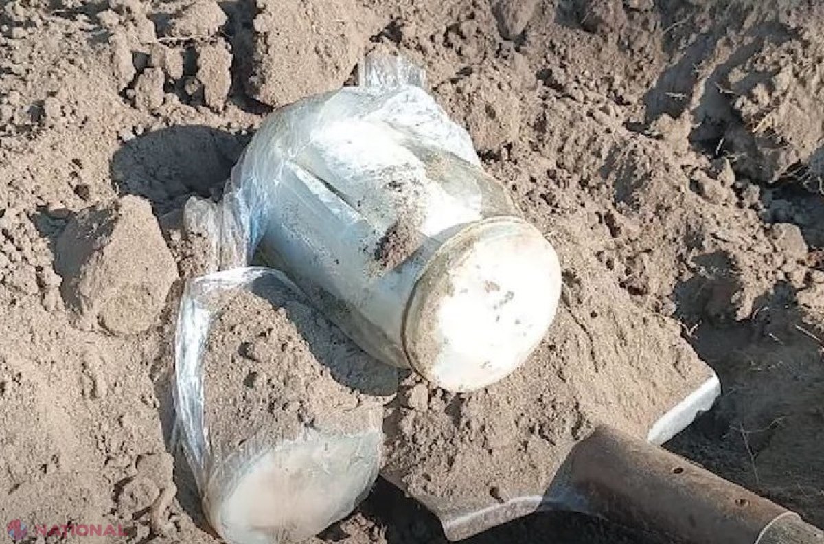 FOTO // Un bărbat din R. Moldova a îngropat în grădina sa două BORCANE cu 20 000 de dolari și 4 000 de euro, dar după o perioadă nu a mai găsit banii. Ce au constatat polițiștii sosiți la fața locului