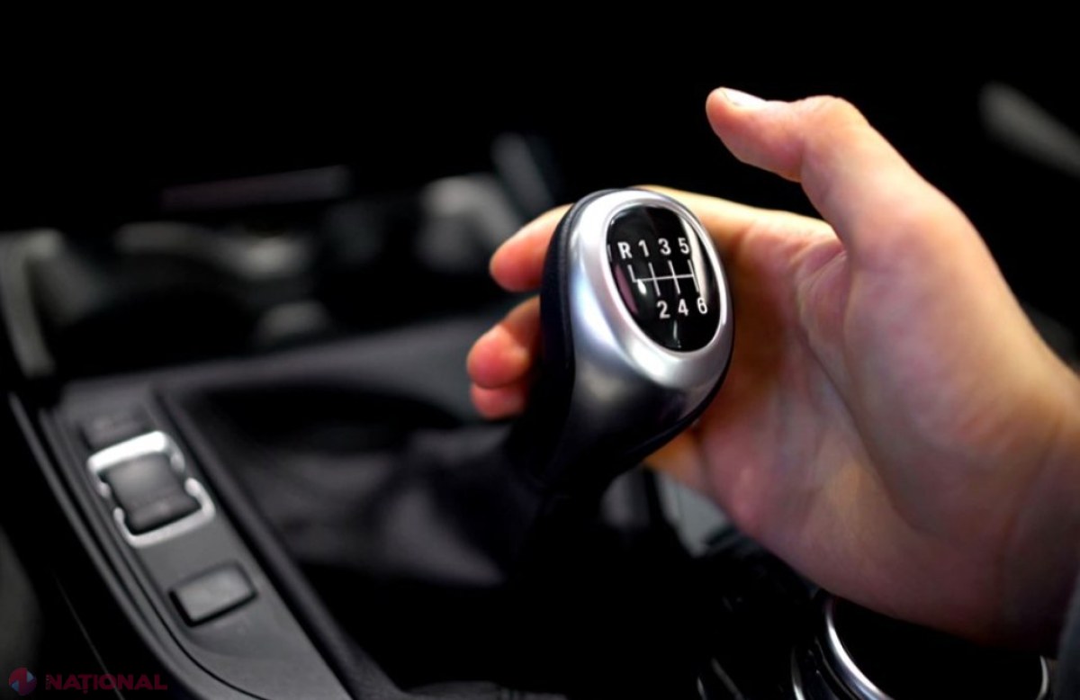 Opt simptome care anunță defecțiuni la cutia de viteze manuală