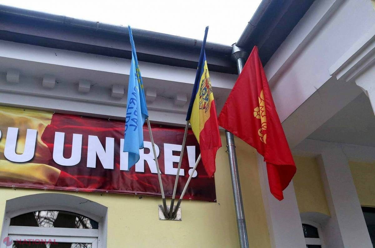FOTO // Sediul PL a fost VANDALIZAT: „Porcii de socialiști au furat drapelul UE”