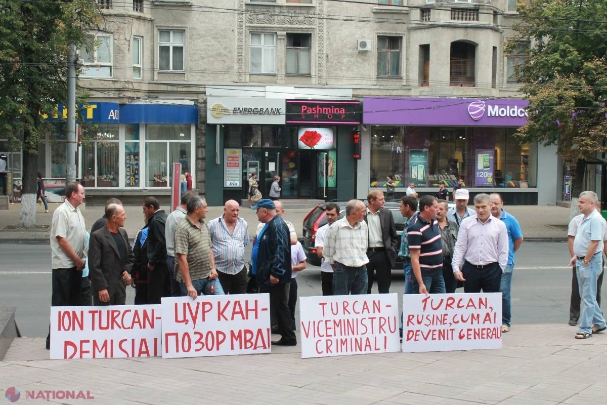 FOTO // PROTEST la MAI: „Vor să ne schimbe ministrul”