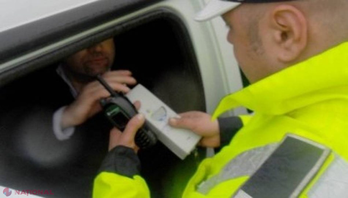 Doi polițiști din R. Moldova, prinși cu banii în mână: Ce i-au promis proprietarului unui automobil cu numere de înmatriculare lituaniene