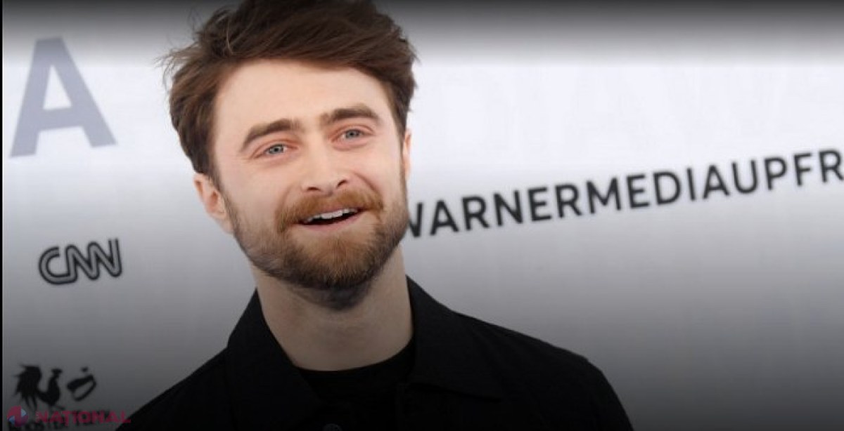 Harry Potter // Daniel Radcliffe, complet schimbat pentru un nou rol. Fotoreporterii l-au pozat cu o perucă voluminoasă și creață