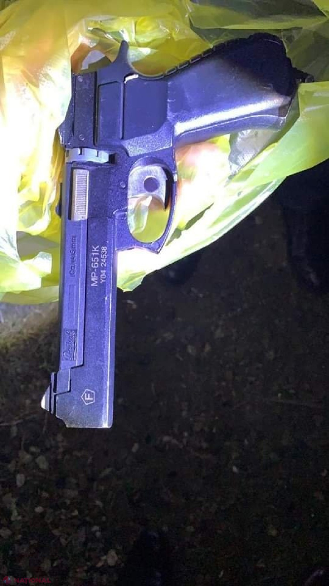 FOTO // Pistolarul de la Criuleni, care a ÎMPUŞCAT și rănit grav trei persoane, a fost REŢINUT. Acesta a tras şi în angajaţii de la