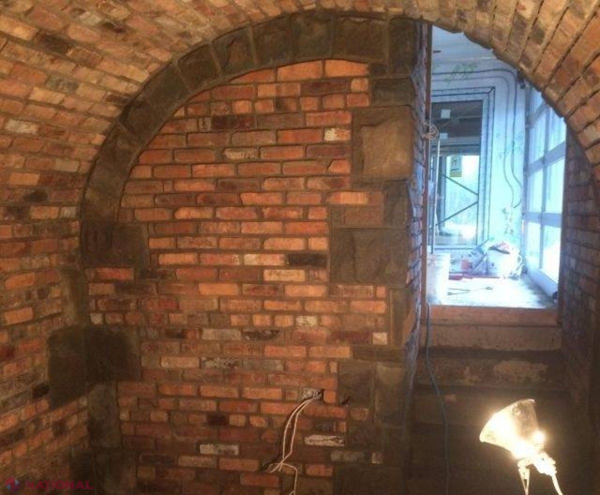 VIDEO // I-a scăpat pe jos o cărămidă veche de 100 de ani din mână în timp ce construia o cramă. În interior a găsit un MISTER. A făcut cercetări şi a avut un ŞOC când a văzut de unde provine cărămida 